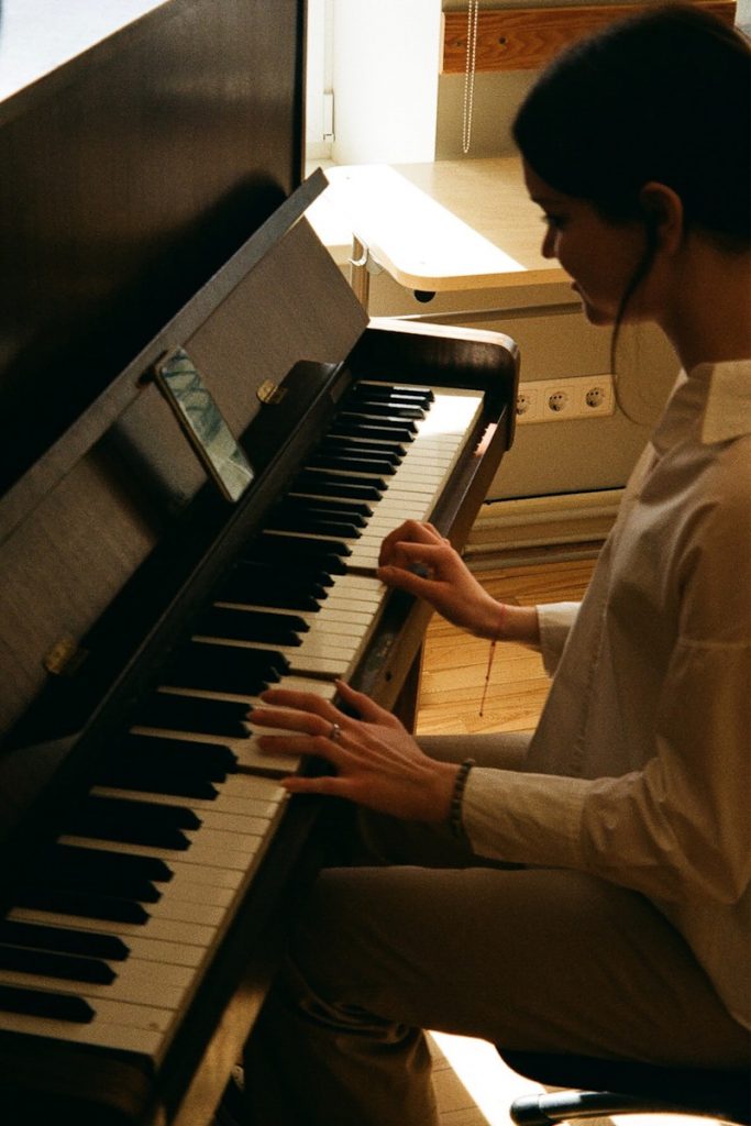 Junge Frau am Klavier