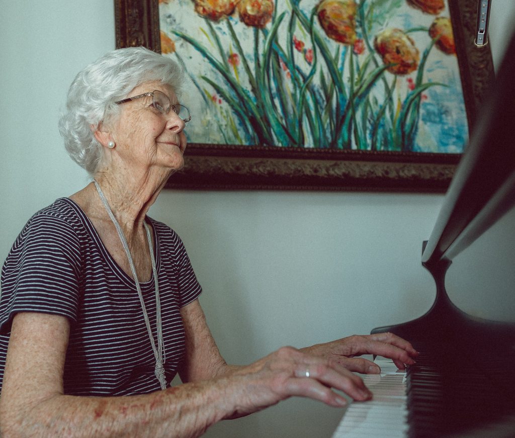 Zielgruppe: Seniorin spielt Klavier