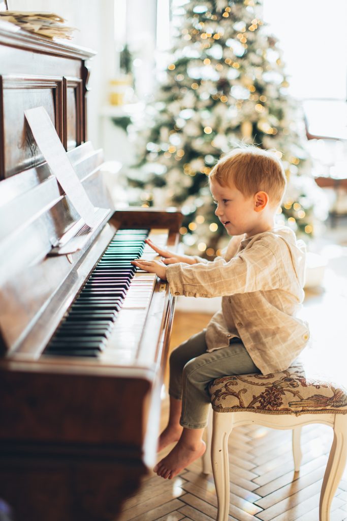 ein kleiner Junge sitzt am Klavier, Zielgruppe Kinder