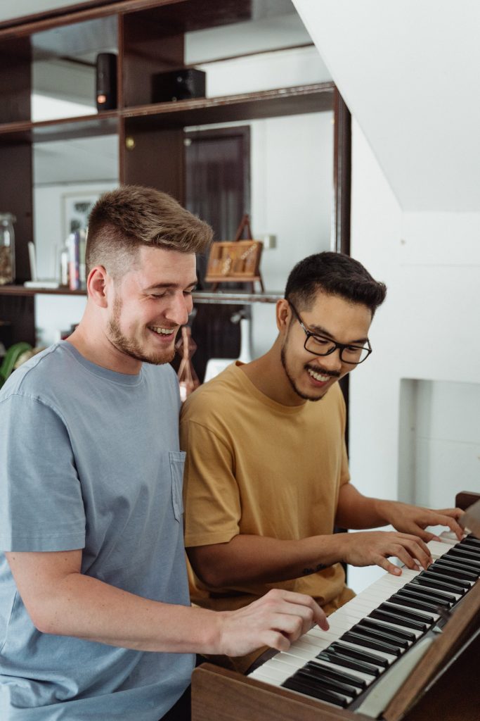 Zielgruppe Erwachsene: zwei junge Männer am Klavier