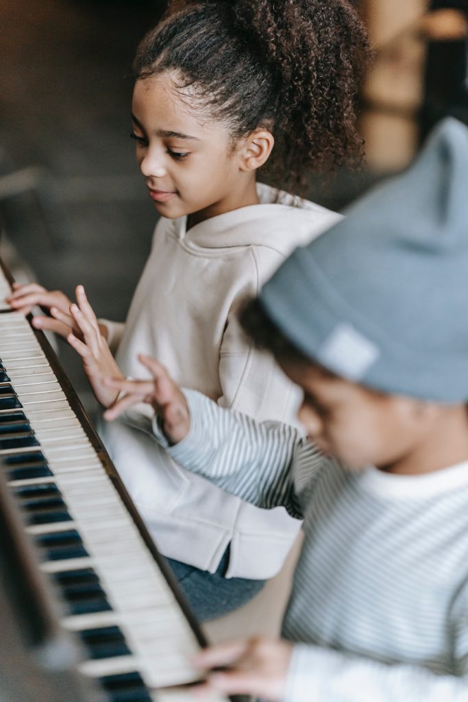 zwei Kinder beim Klavierunterricht