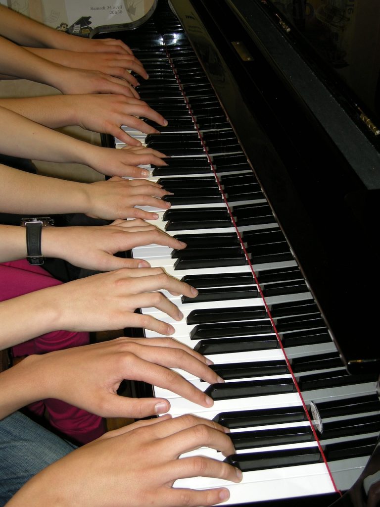 zehn Hände an einer Tastatur